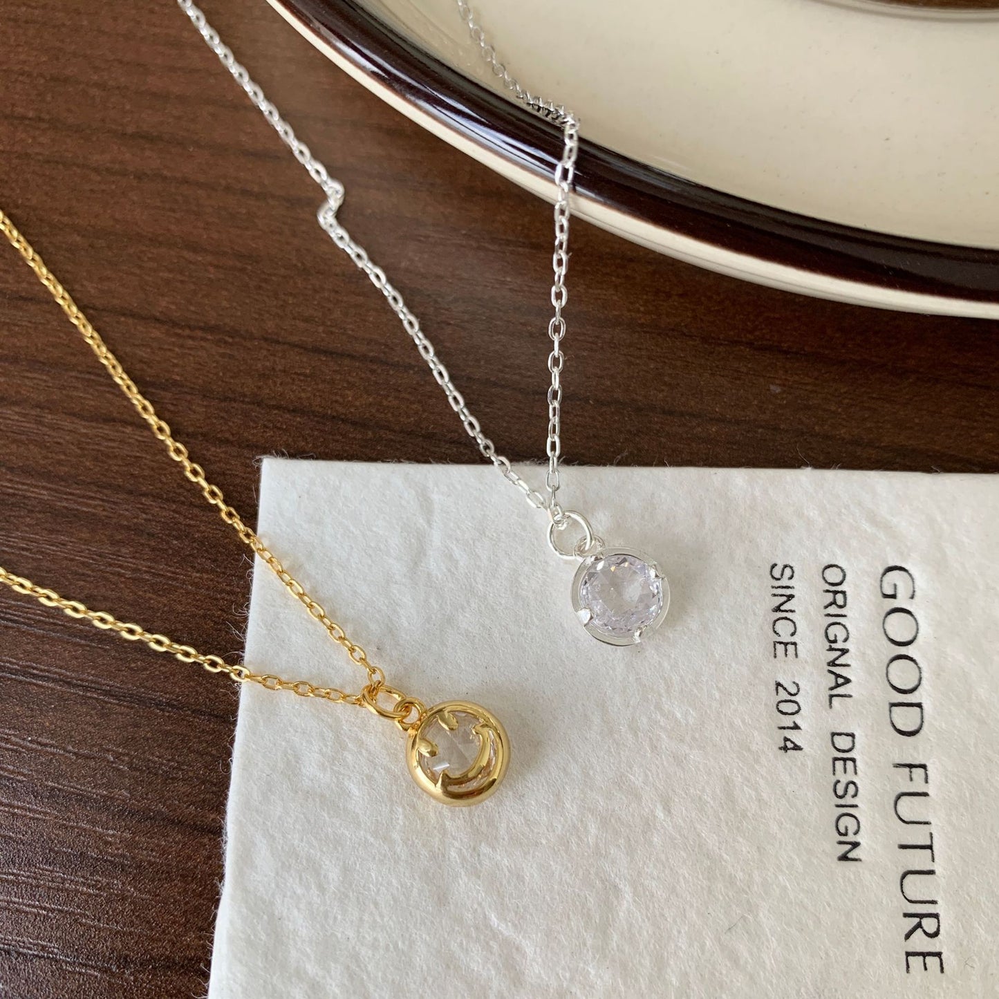 Collana Minimalista con Faccina Sorridente in Argento Sterling 925 con Intarsi di Strass su Catena Snake da Donna