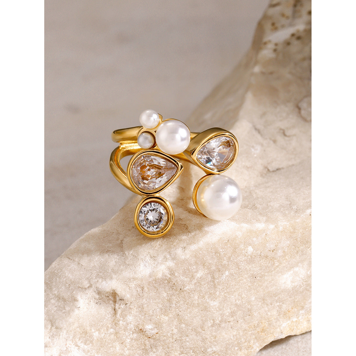 Anello aperto da donna in acciaio inossidabile placcato oro 18 carati con zircone bianco irregolare e perle d'imitazione stile Ins