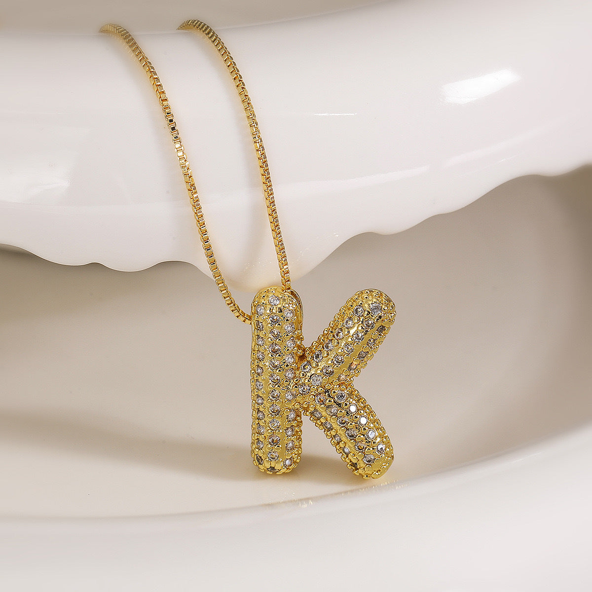 Collana da donna in acciaio al titanio placcato con lettera minimalista e zirconi cubici