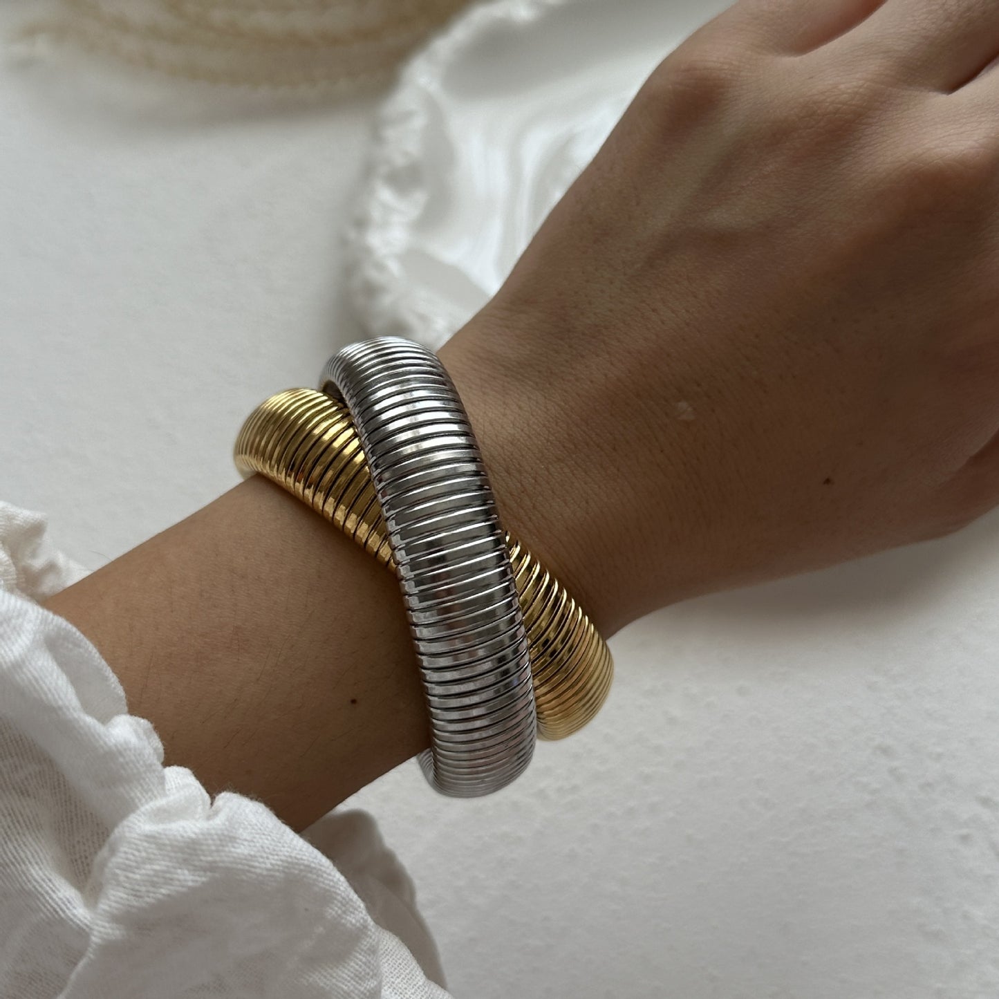 Bracciale da donna in lega placcata con forme geometriche vuote