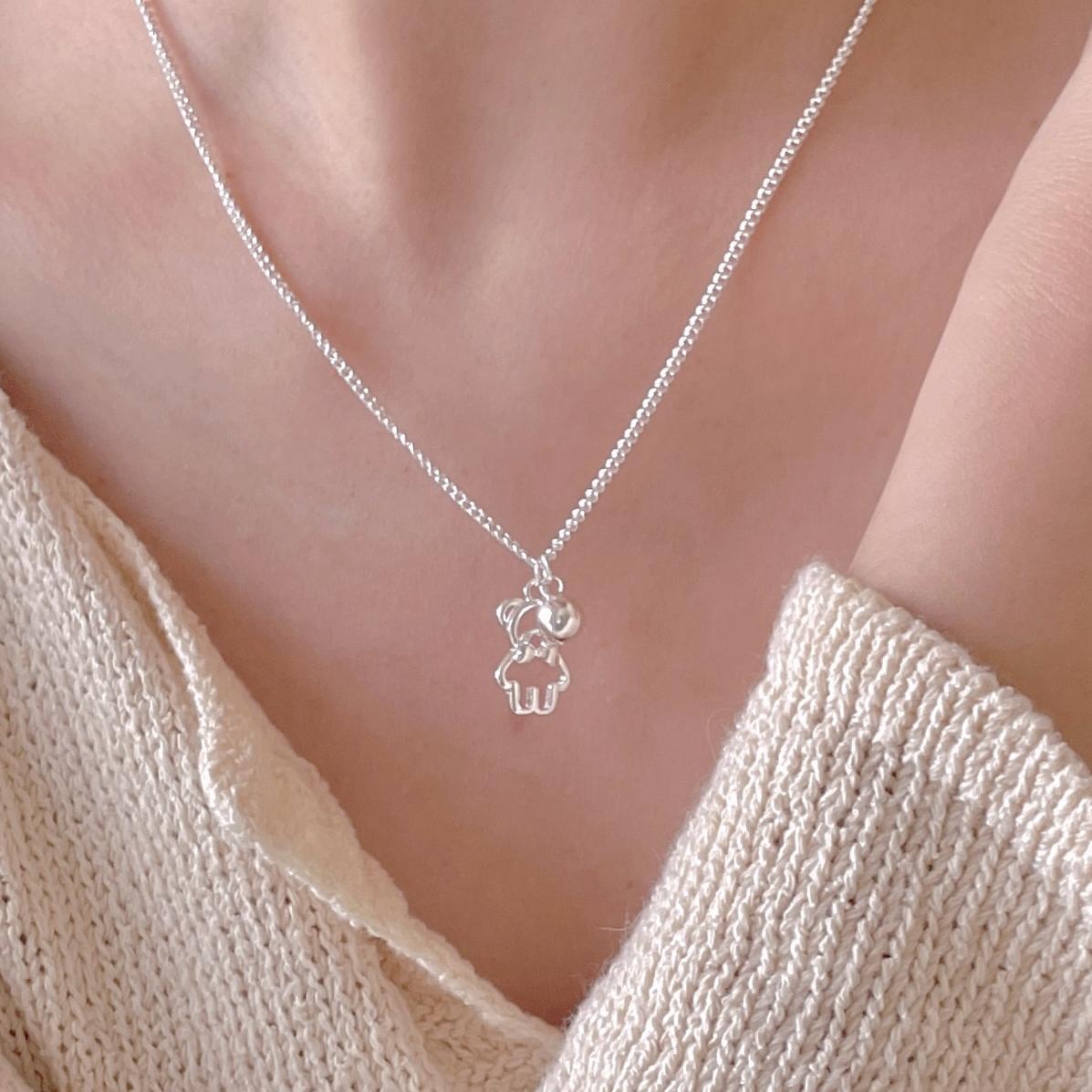 Collar con colgante de oso minimalista de plata de ley 925 con baño de oro en cadena cruzada para mujer