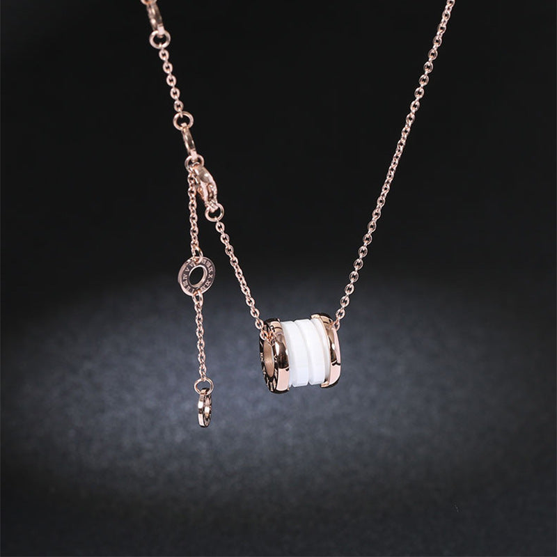 Collana Minimalista Geometrica in Acciaio Titanio con Ceramica Nera e Ciondolo Placcato Oro 18K da Donna