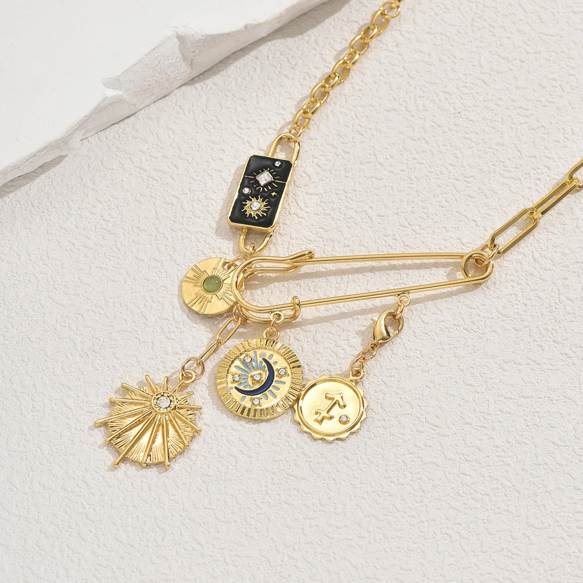Collana con ciondolo a moneta geometrica Sole Luna da donna in lega di zinco con finitura smaltata, catena lunga alla clavicola, accessorio di moda