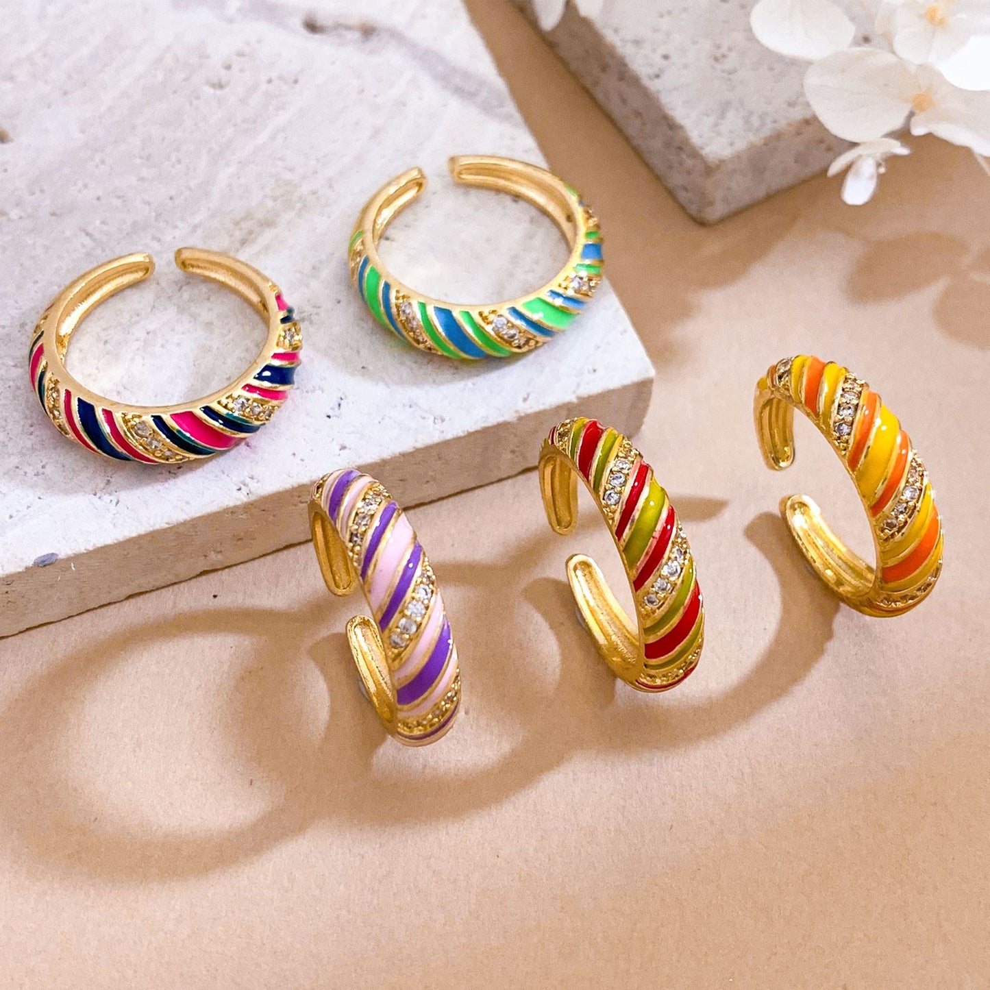 Anello a forma di cuore in ottone, con zirconi cubici, placcato oro, dal design regolabile e aperto, per donna