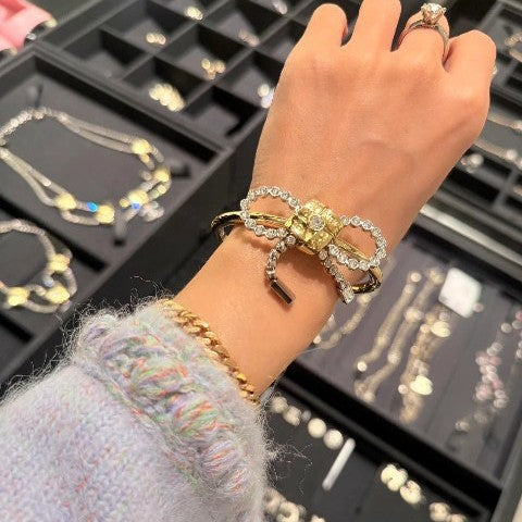 Pulsera de puño de latón chapado con diamantes de imitación y lazo de letras de lujo para mujer