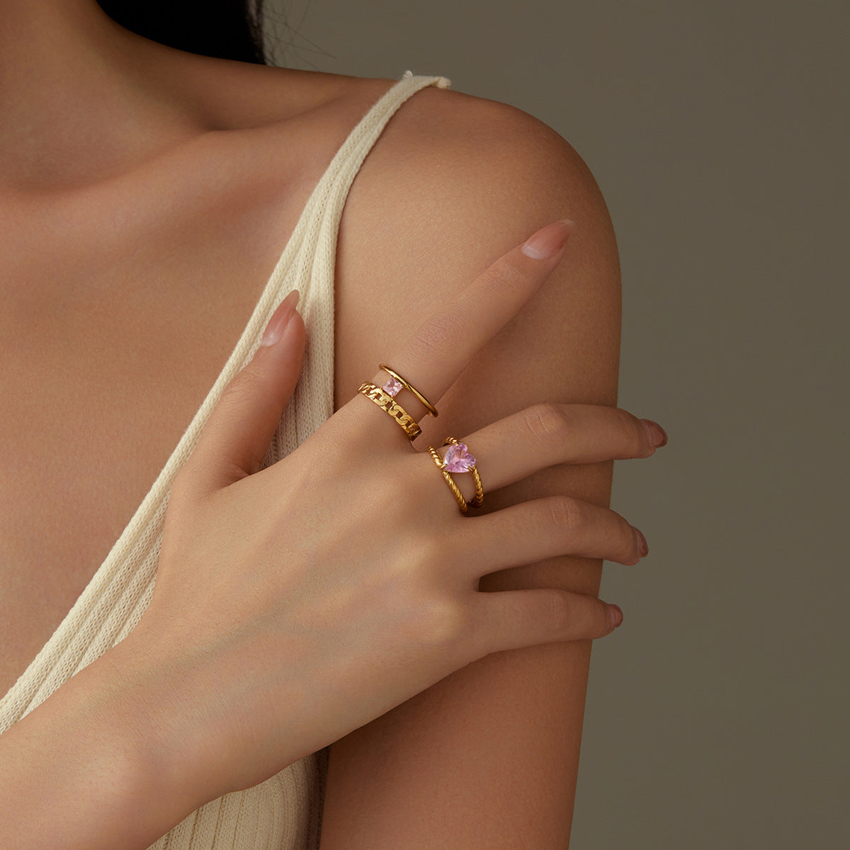 Anello da donna minimalista con cuore aperto in acciaio al titanio placcato oro, stile vintage francese, con accenti di strass rosa