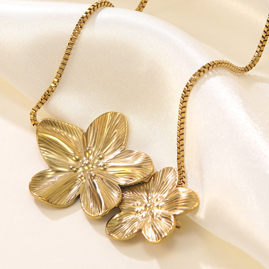 Collana da donna vintage placcata oro 18 carati con ciondolo floreale in acciaio inossidabile e catenina a maglie.