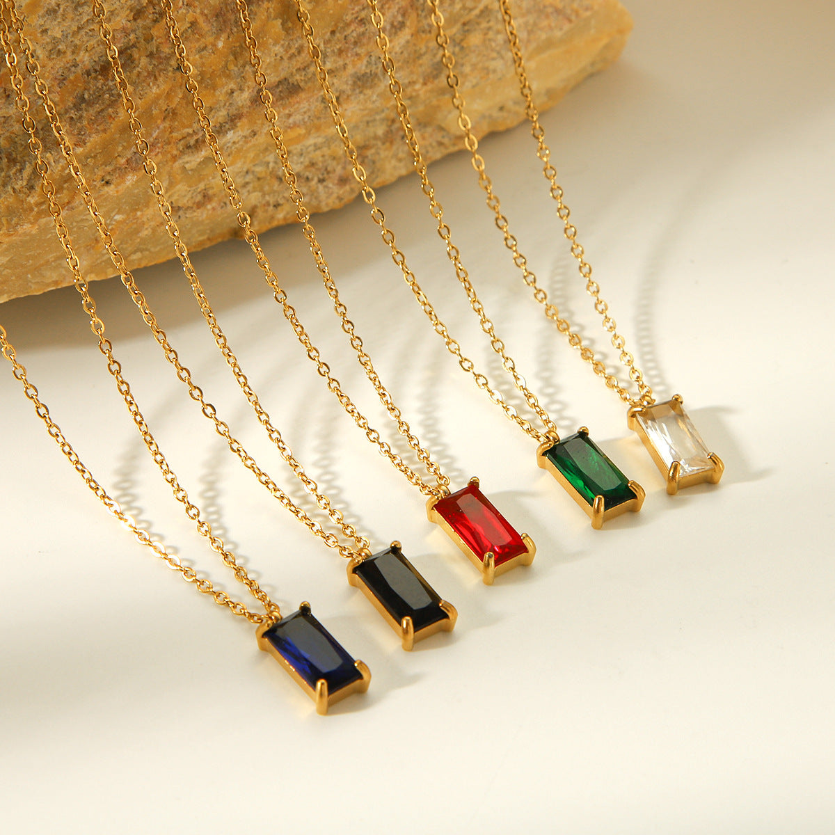 Collana con Pendente Geometrico Minimalista in Acciaio Inossidabile Placcato Oro 18K con Zirconi Cubici da Donna