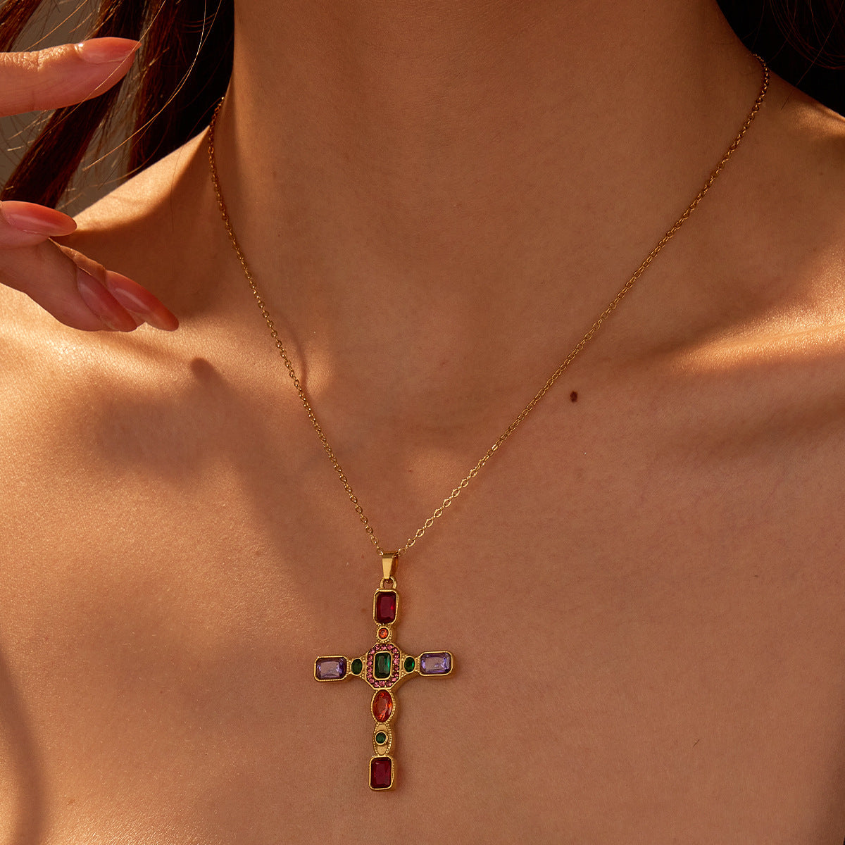 Collar con colgante de cruz geométrica estilo vintage de acero inoxidable con incrustaciones de circonitas de colores para mujer
