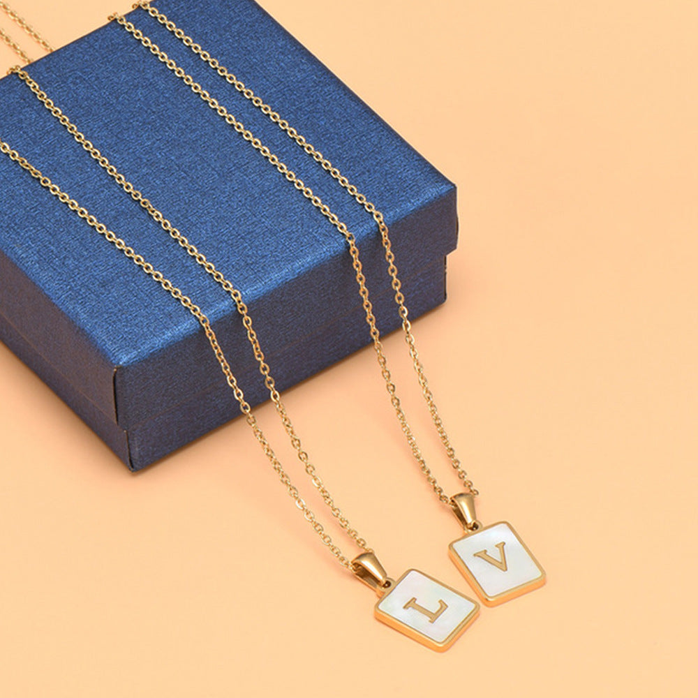 Collana da donna trendy con ciondolo a lettera in acciaio inossidabile placcato oro 18 carati e intarsio in conchiglia bianca