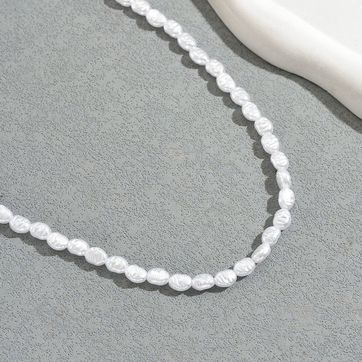 Collana geometrica da donna con perle barocche e pendente in madreperla, stile dolce e fresco