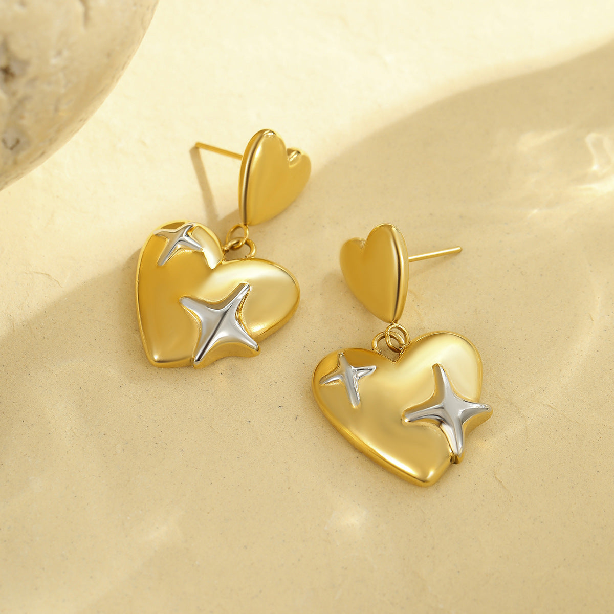 Pendientes minimalistas de doble corazón de acero inoxidable para mujer con superficie plisada texturizada y diseño de inspiración vintage