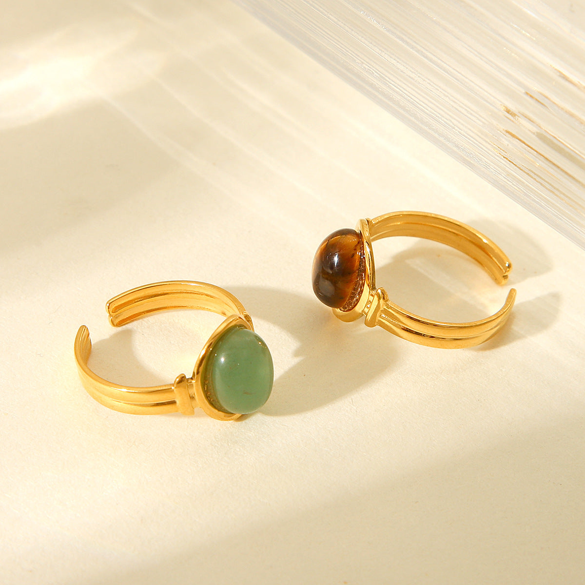 Anello Regolabile da Donna in Acciaio al Titanio Stile Corte Francese Vintage con Intarsio in Pietra Occhio di Tigre e Finitura Elettroplaccata
