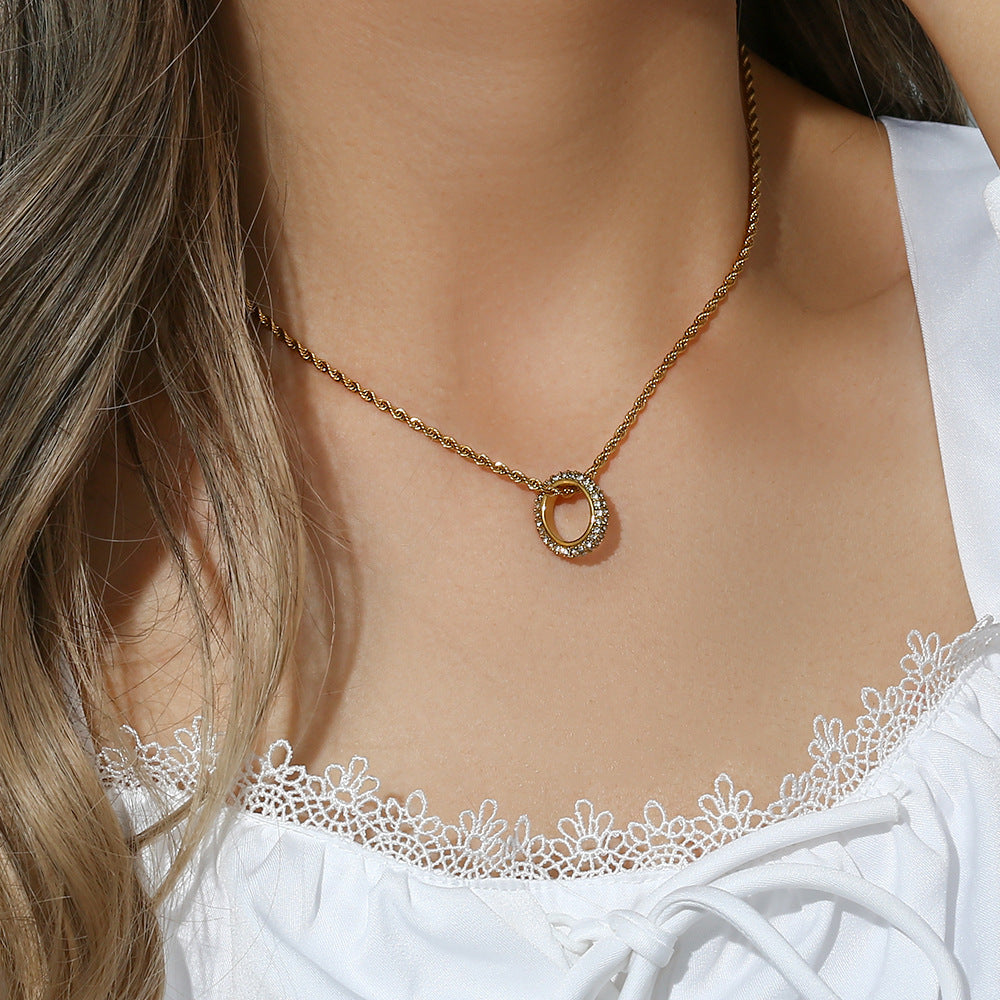 Fashionable Geometric Round Circle Pendant Necklace in Stainless Steel with Plated Finish and Twisted Chain for Women