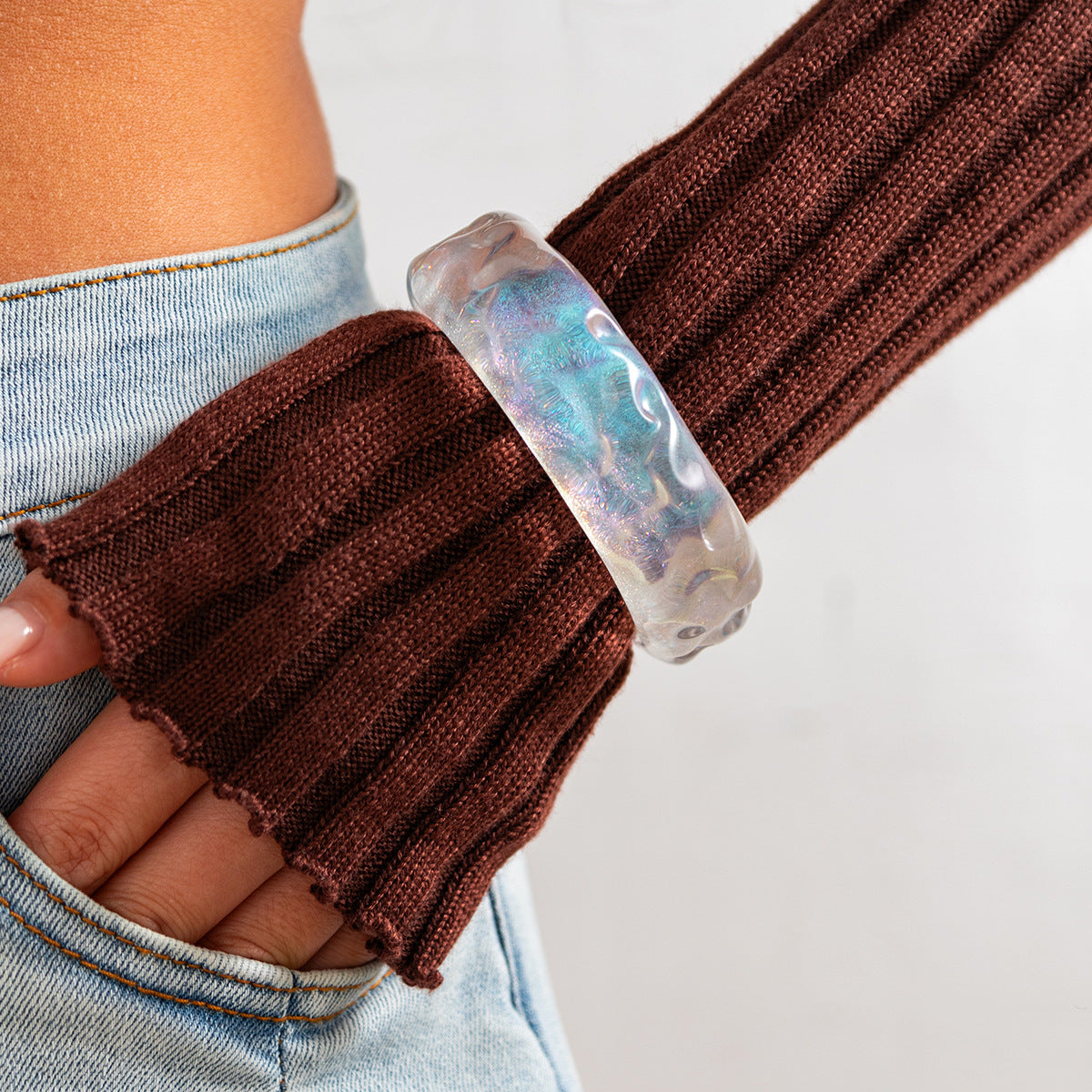 Pulsera ancha tipo brazalete de resina con efecto perla irregular estilo Ins, con polvo brillante y detalles de lunares