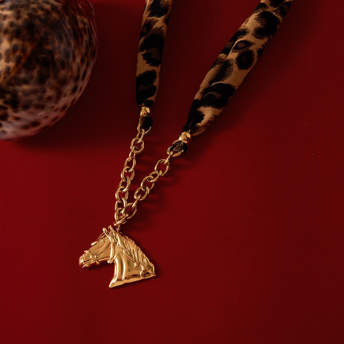Collana da donna a pendente con cavallo geometrico in acciaio al titanio con finitura placcata, catena a clavicola in acciaio inossidabile