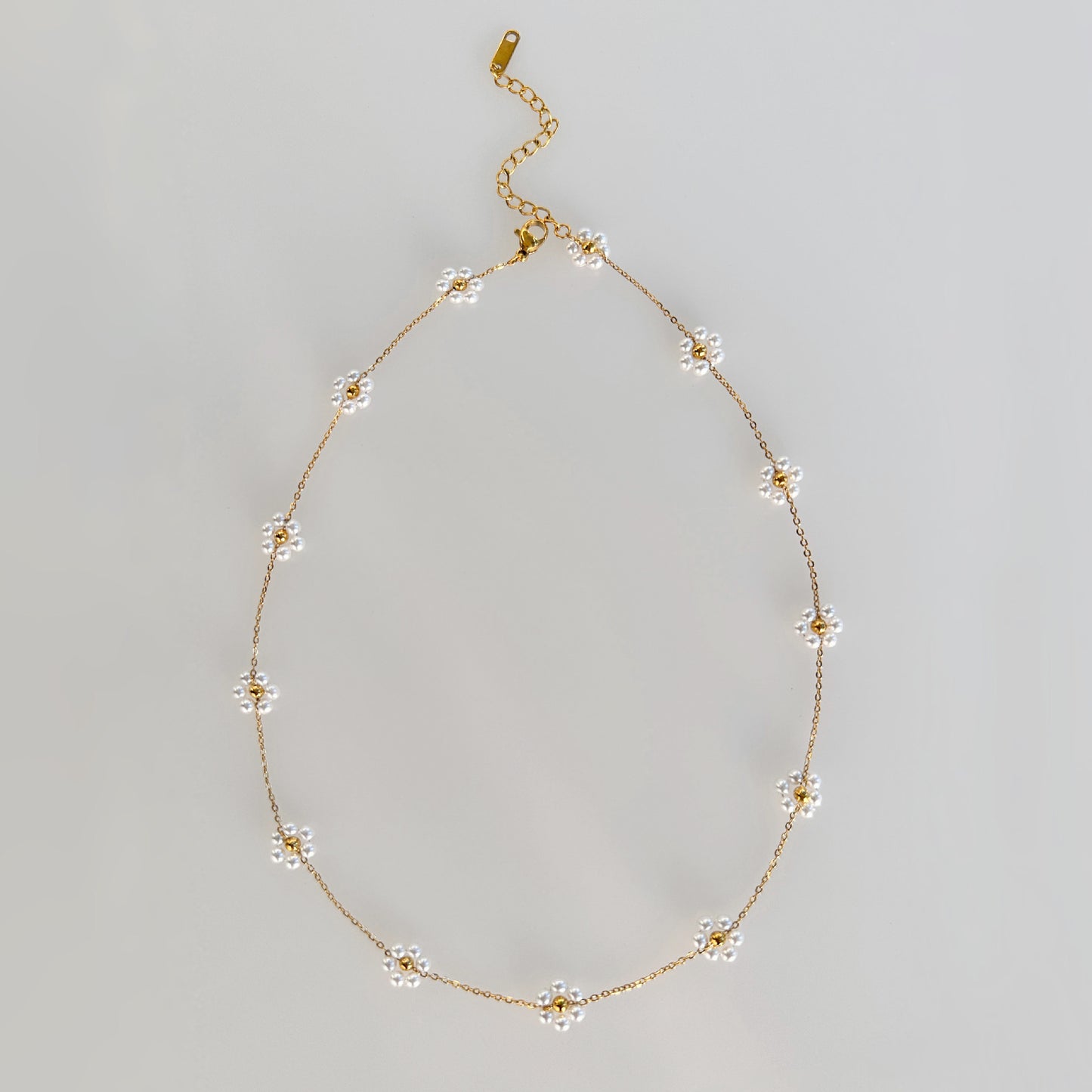 Collar con Colgante Minimalista de Flor de Margarita en Acero Inoxidable con Acentos de Acero de Titanio y Acabado Chapado para Mujer