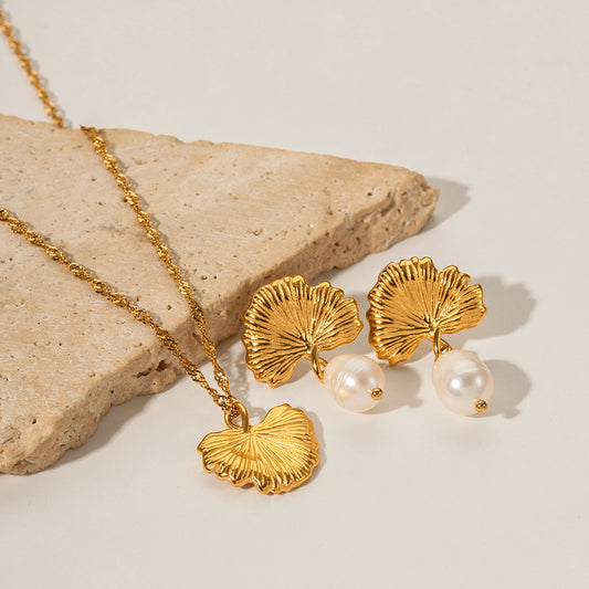 Pendientes de tuerca de hoja de ginkgo de acero inoxidable chapado en oro de 18 quilates, perlas de agua dulce, modernos y minimalistas para mujer