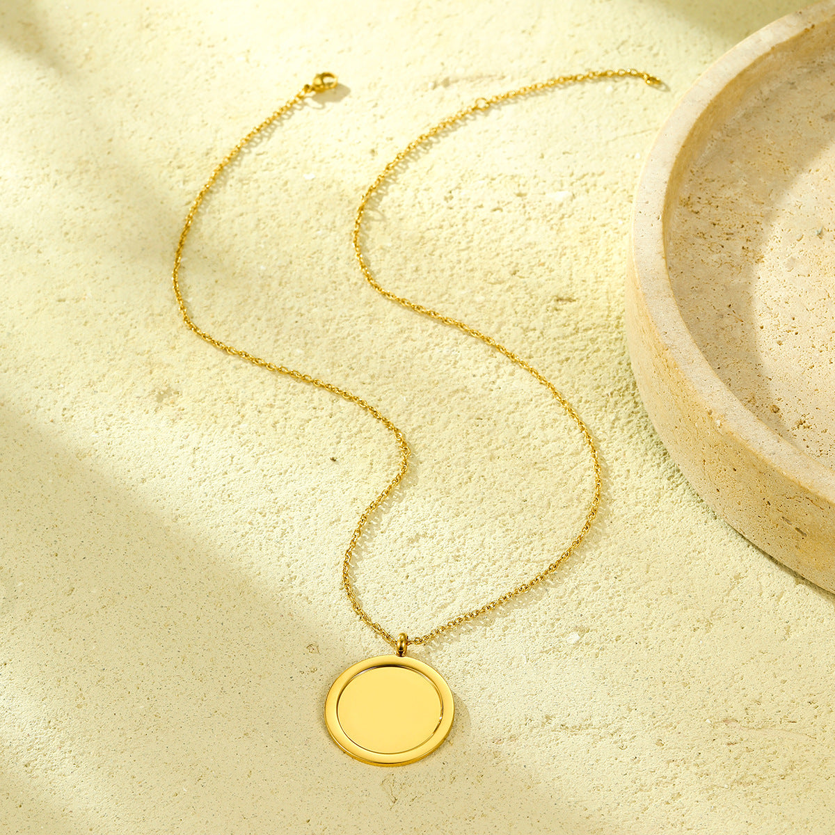 Collar colgante de acero inoxidable redondo chapado en oro de 18 quilates elegante y minimalista para mujer, barra de dijes DIY