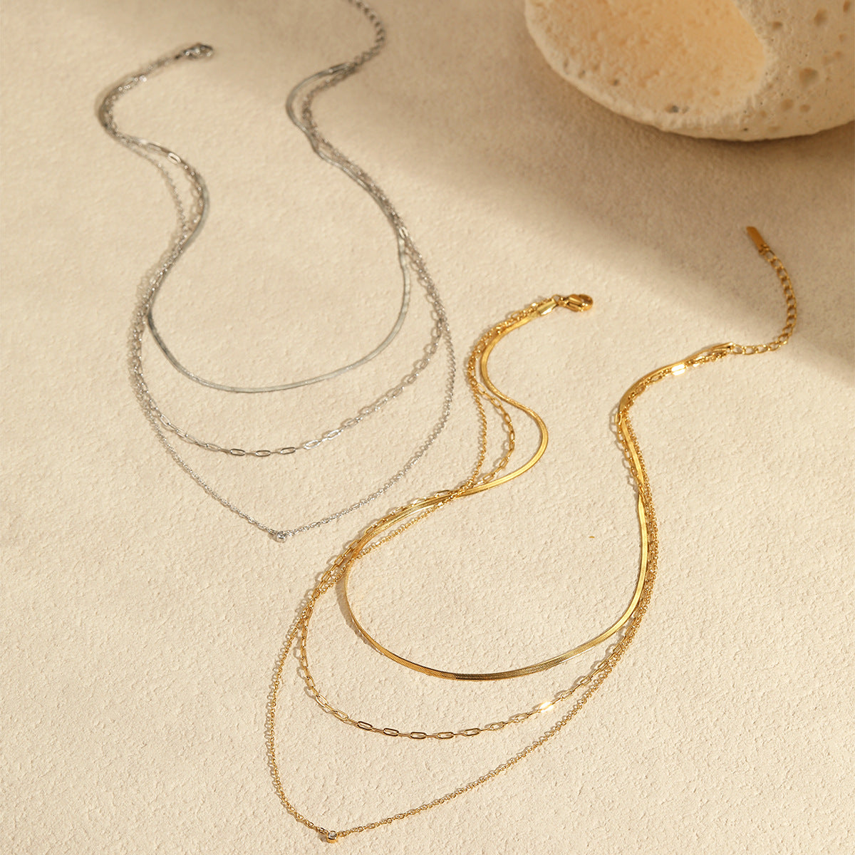 Collar minimalista de acero titanio geométrico con incrustaciones de circonita para mujer, cadena chapada a la clavícula