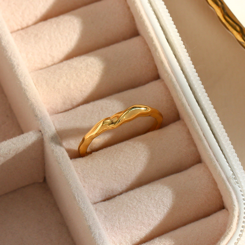 Anello da donna minimalista geometrico in acciaio inossidabile placcato oro, irregolare, aperto, effetto bambù