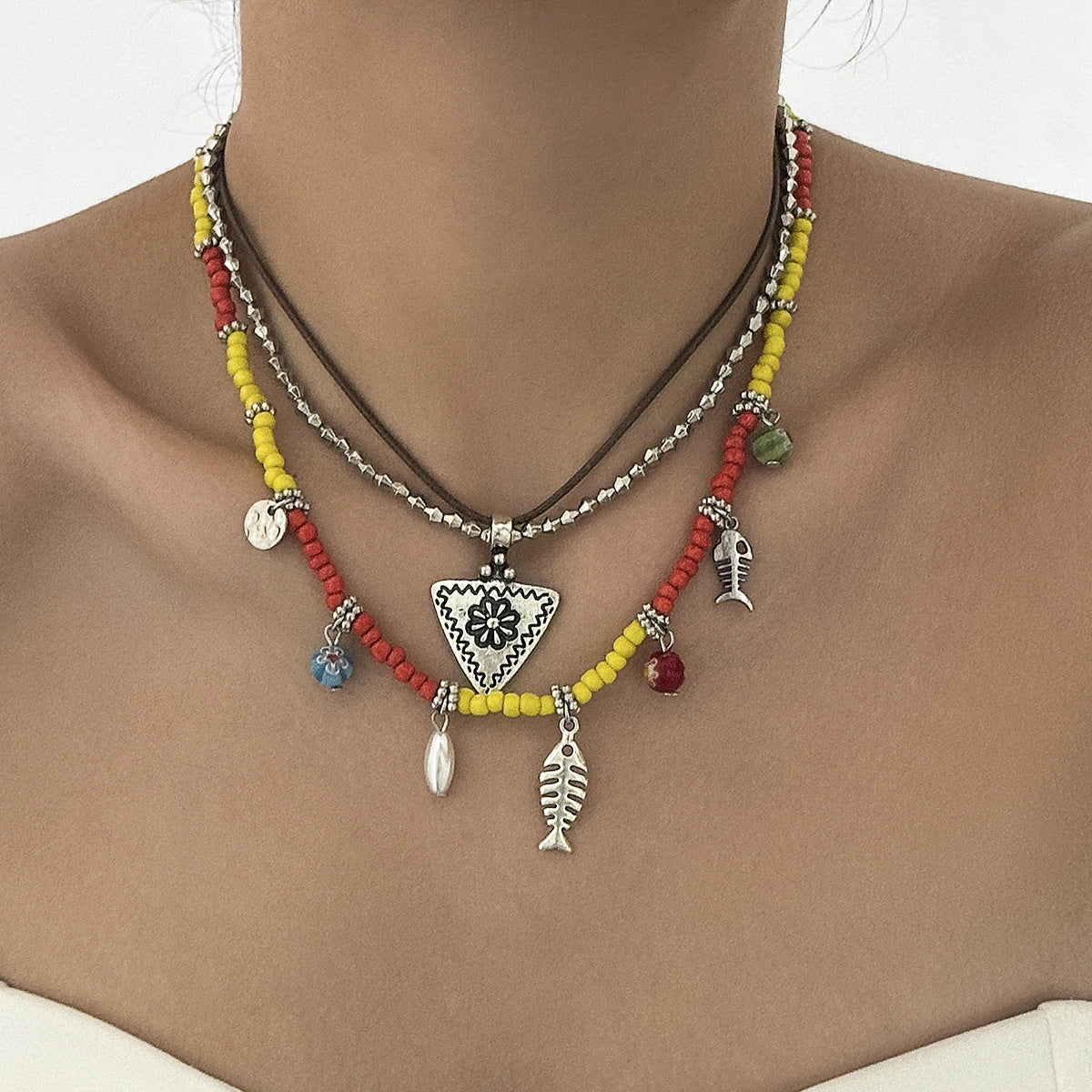 Collana pendente bohémien floreale e geometrica da donna in lega con finitura placcata, nappe e strati di perline