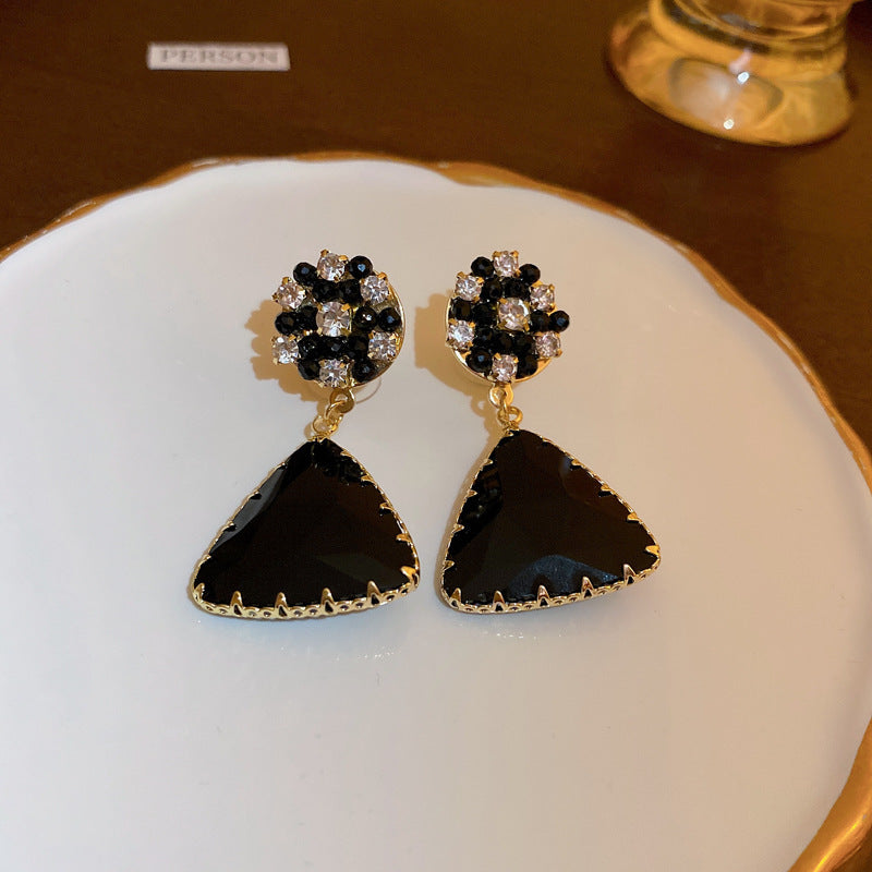 Pendientes asimétricos vintage con cabeza de león de metal con postes de acero bañados en plata para mujer