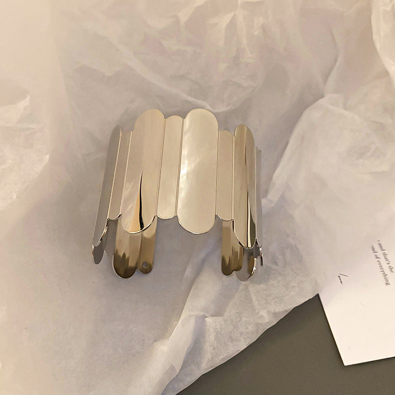 Pulsera de metal con patrón de cuadrícula geométrica de tono frío minimalista con acabado galvanizado para mujer