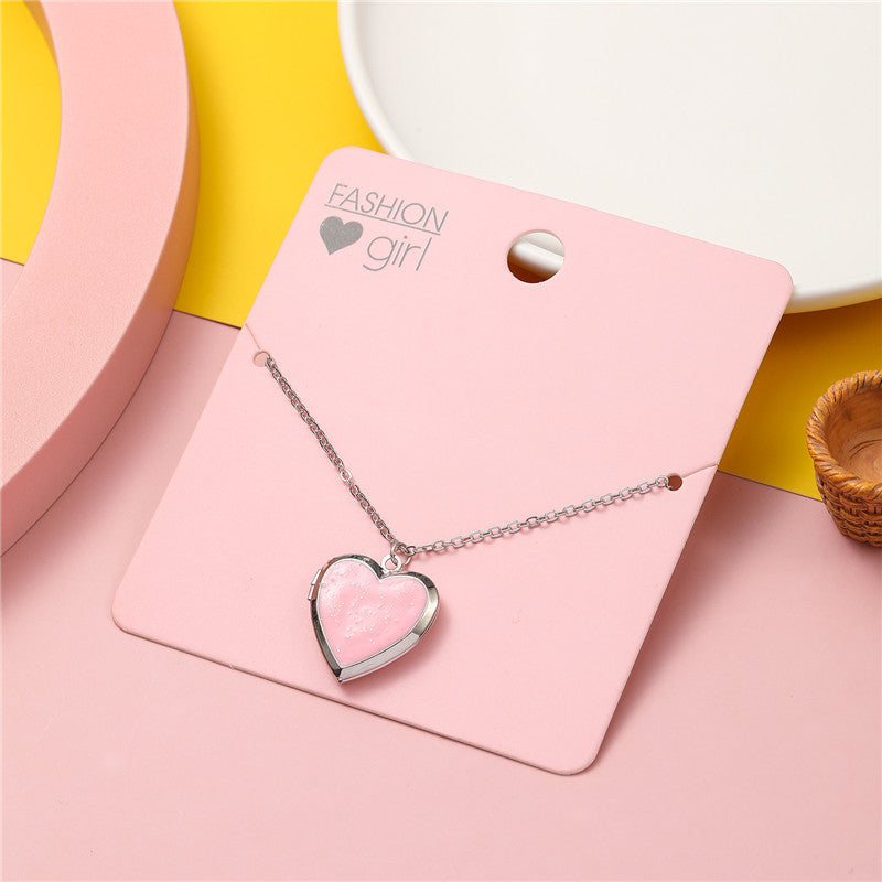 Collana con ciondolo a forma di cuore in lega in stile cartone animato con finitura smaltata per bambini, con apertura a cornice riempita di glitter rosa