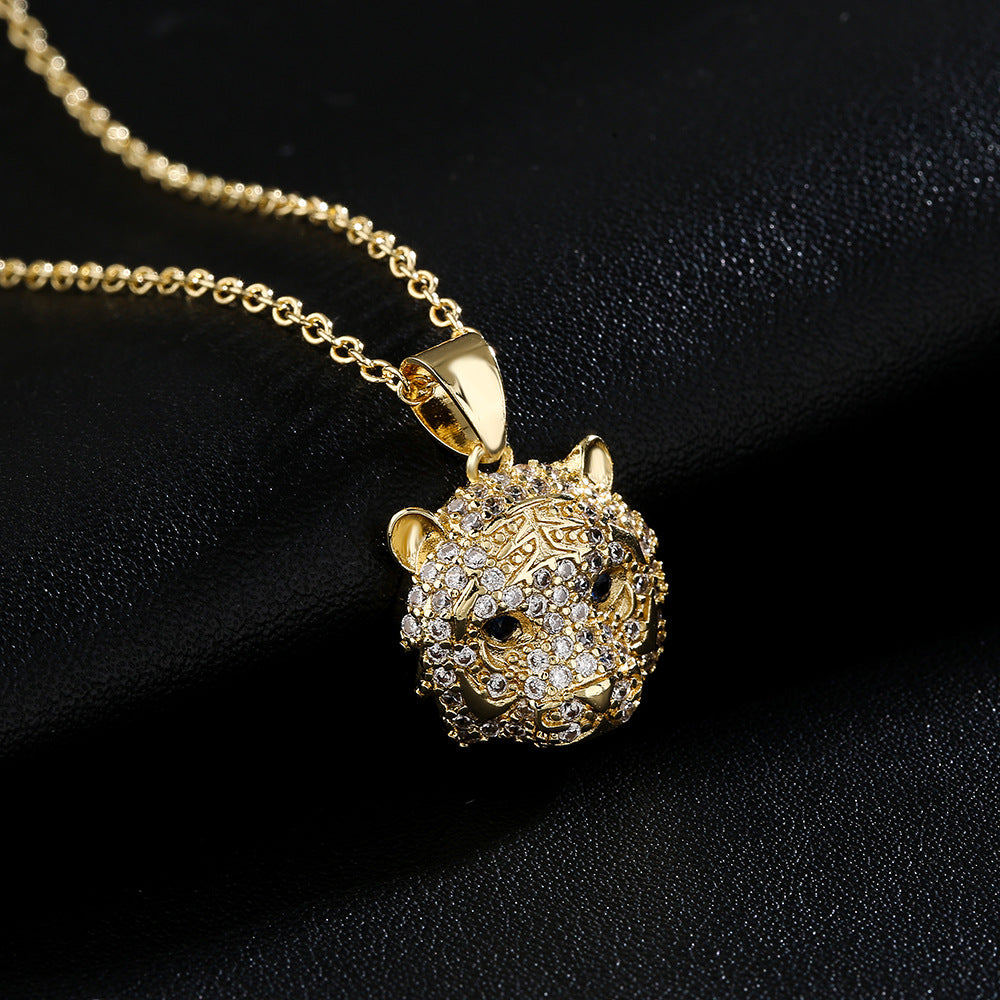 Collana con ciondolo minimalista a testa di tigre in rame con zirconi micro-incastonati e placcatura in oro 18 carati