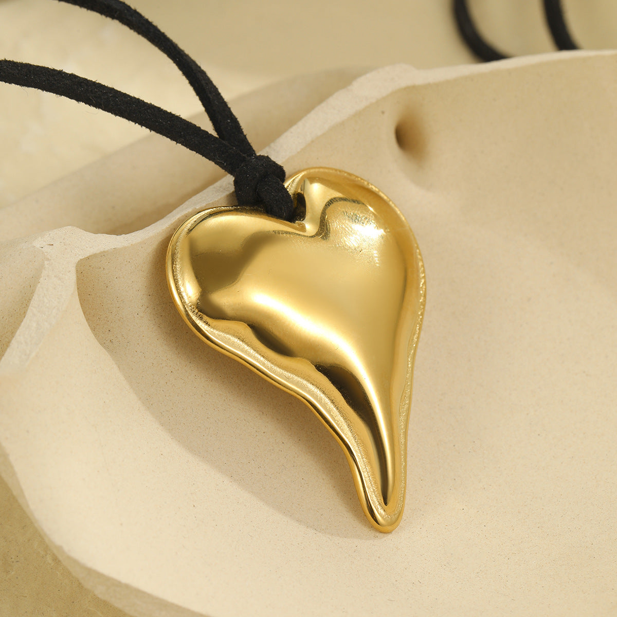 Collana con Pendente a Cuore Dolce e Grintoso per Donna, in Acciaio Inossidabile Galvanizzato con Dettaglio Nappa su Cordoncino in Velluto Cerato