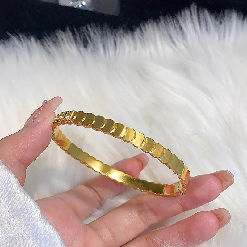 Bracciale Minimalista in Acciaio al Titanio da Donna con Placcatura in Oro e Intarsio di Zirconi, Bracciale Lusso con Design Geometrico Ovale