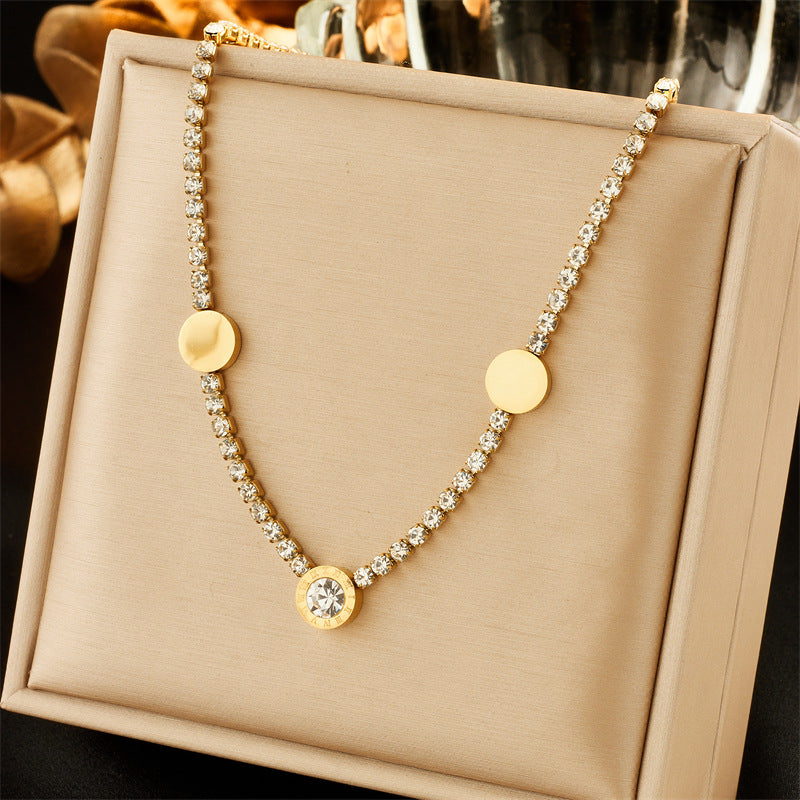 Collar con colgante minimalista de acero inoxidable con forma de corazón, incrustaciones de pedrería y cadena de cuentas de colores
