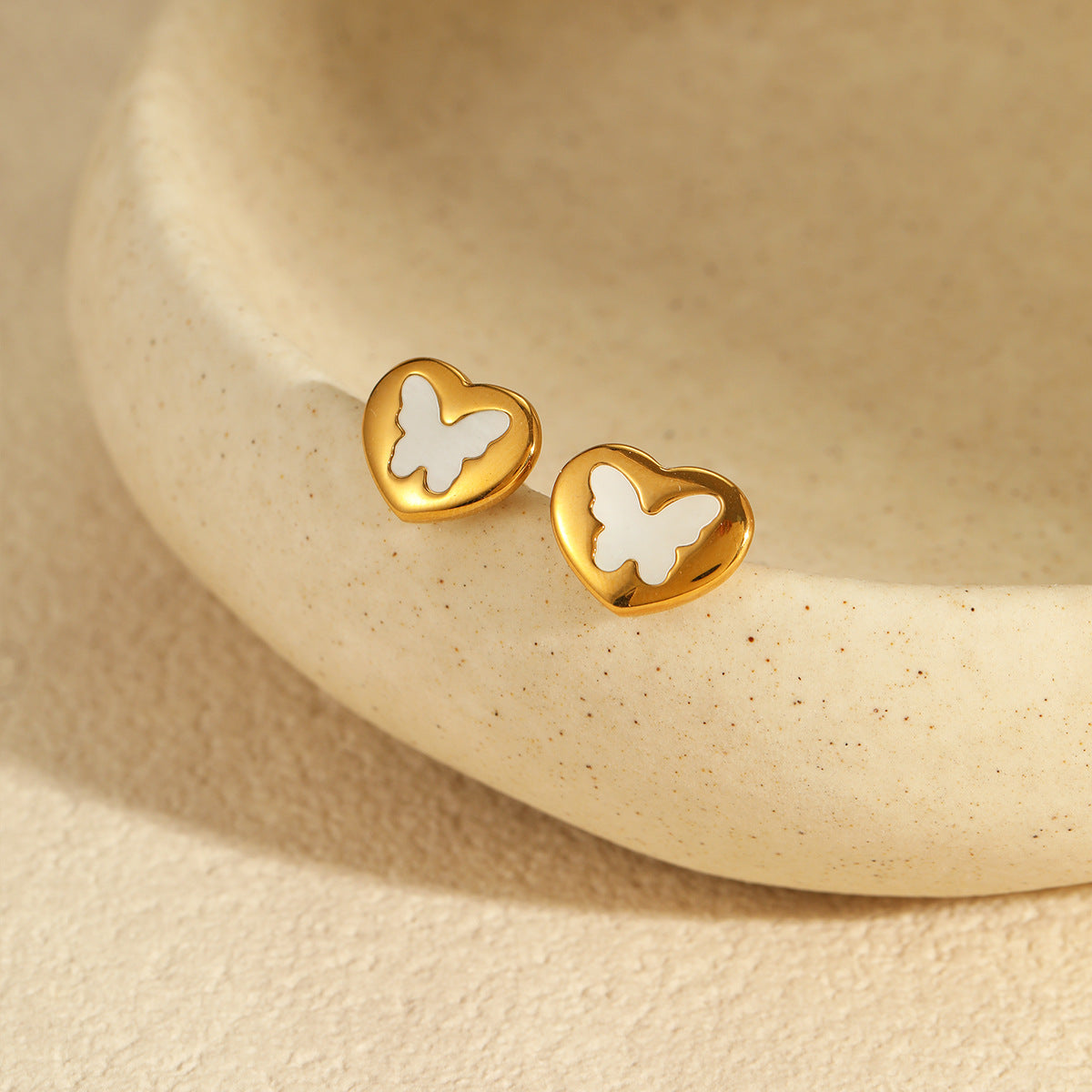 Collar con Colgante Minimalista de Acero Inoxidable en Forma de Corazón con Acabado Chapado para Mujer