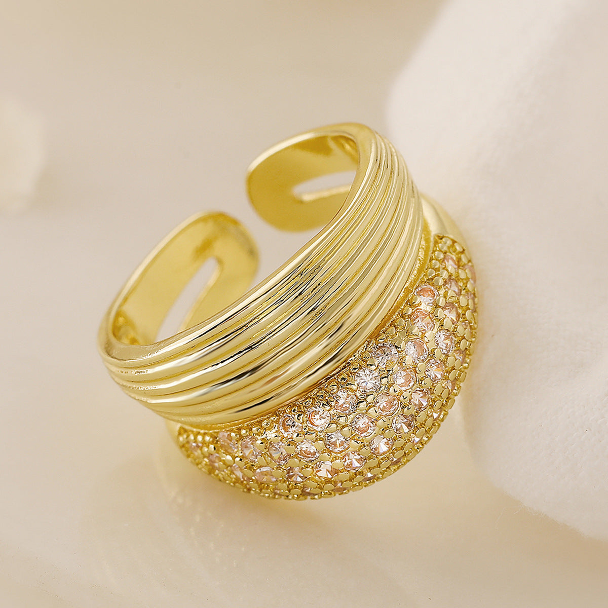 Anello a Fascia Larga Geometrico Minimalista da Donna in Ottone con Placcatura in Oro 18K e Intarsio di Zirconi