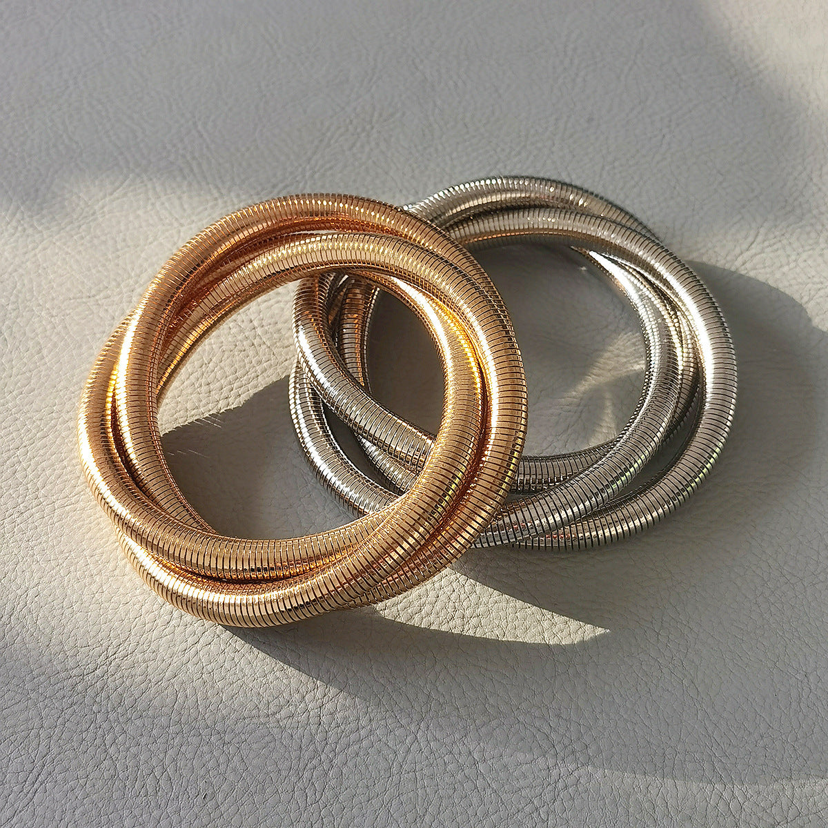 Collana con pendente geometrico dolce e grintoso con chiusura magnetica e braccialetto elastico da donna