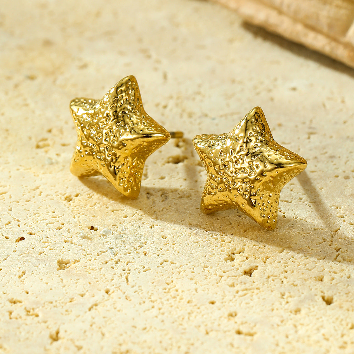 Pendientes de acero inoxidable en forma de estrella de estilo vintage con textura martillada y baño de oro para mujer