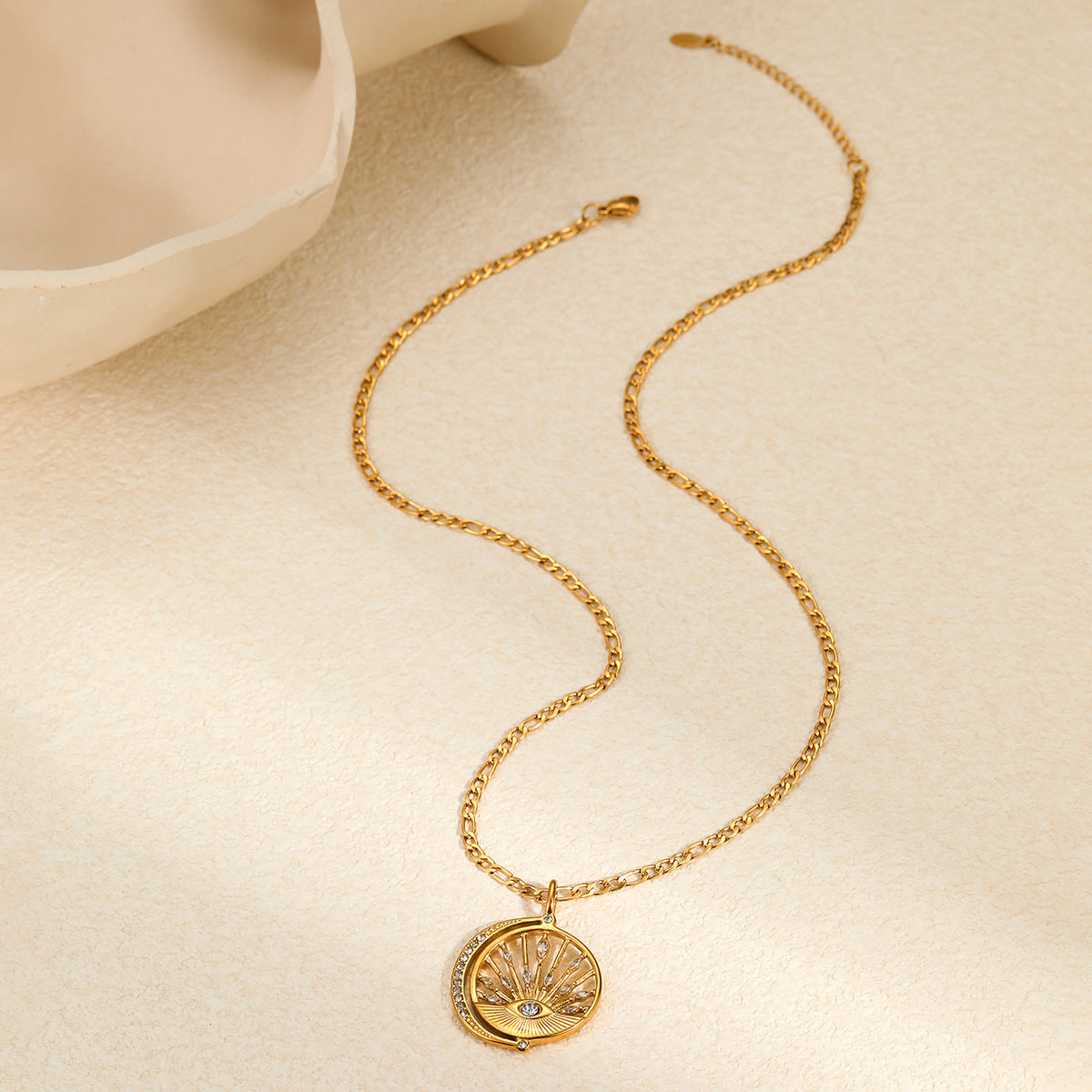 Collana con ciondolo geometrico in acciaio inossidabile di tendenza con intarsio di strass e finitura galvanica da donna