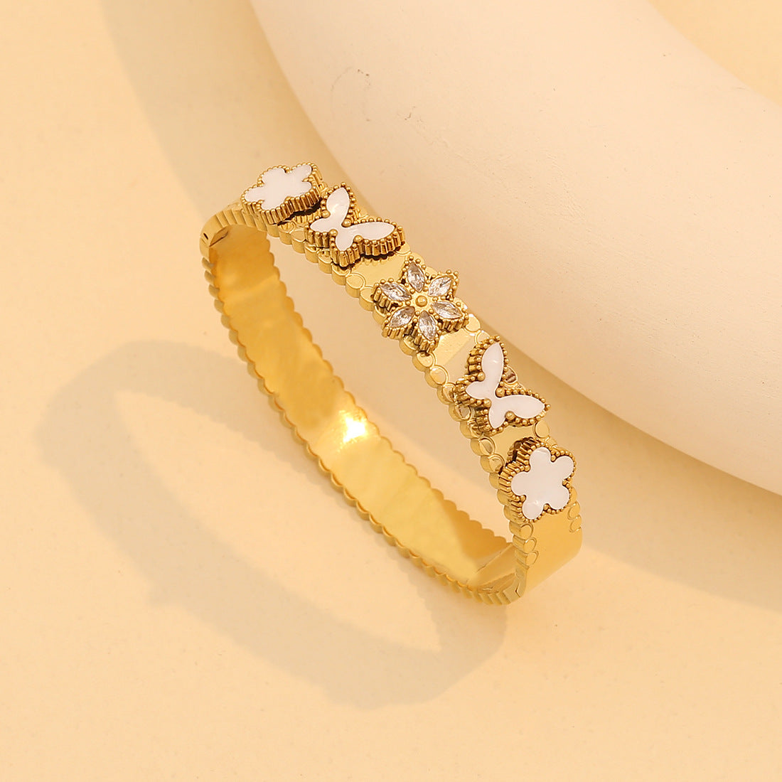 Braccialetto alla moda in stile OL con farfalla, motivi a cuore e floreali, bracciale in acciaio inossidabile galvanizzato