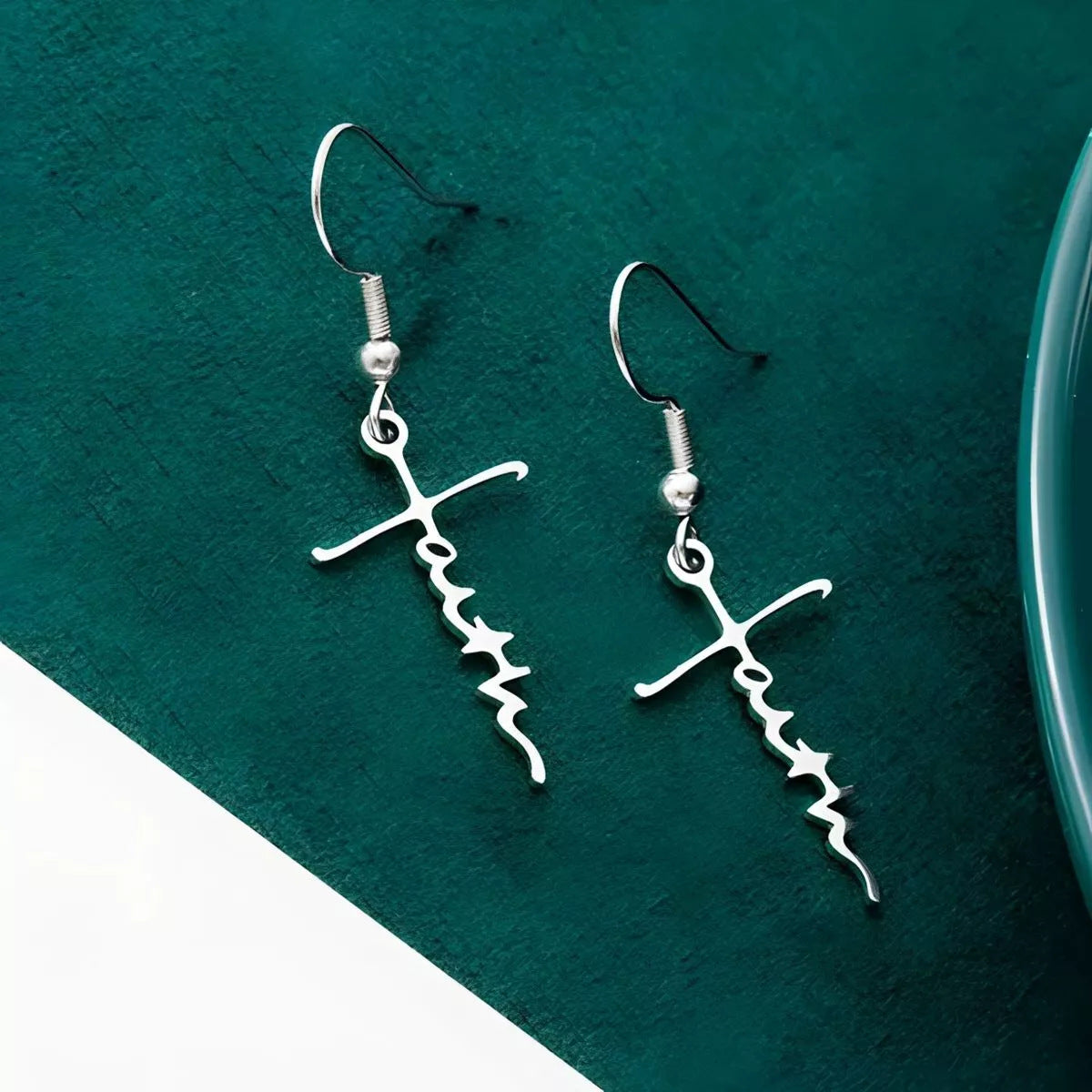 Orecchini da donna minimalisti e moderni in acciaio inossidabile a forma di croce con finitura placcata