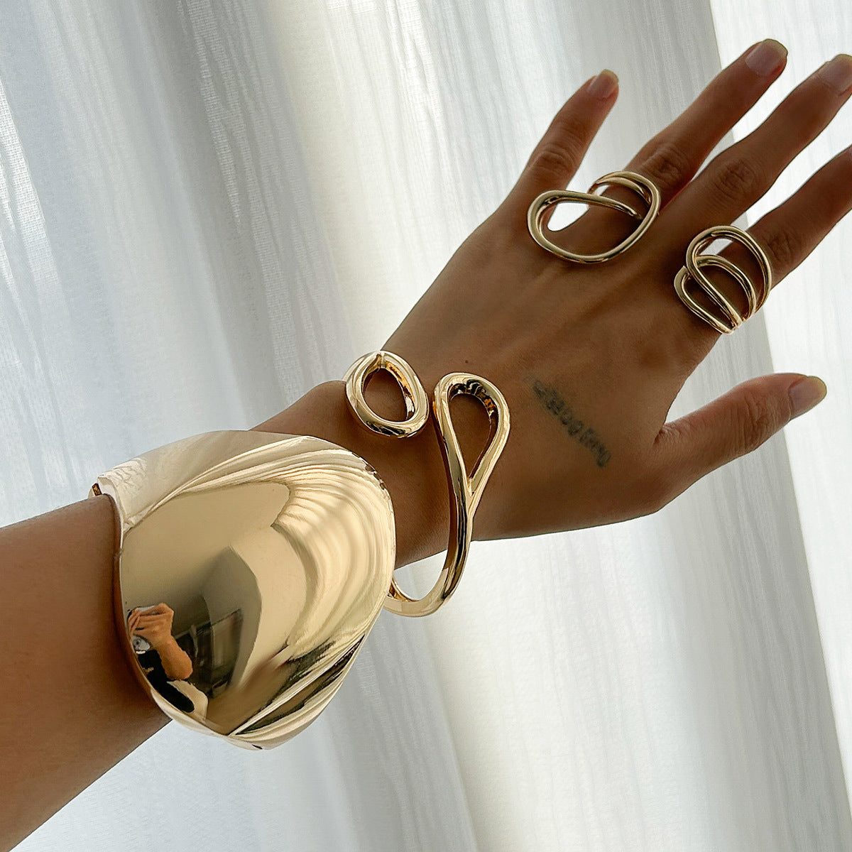 Pulsera de brazalete abierto con acabado de espejo, geométrica minimalista y vanguardista de aleación con baño.