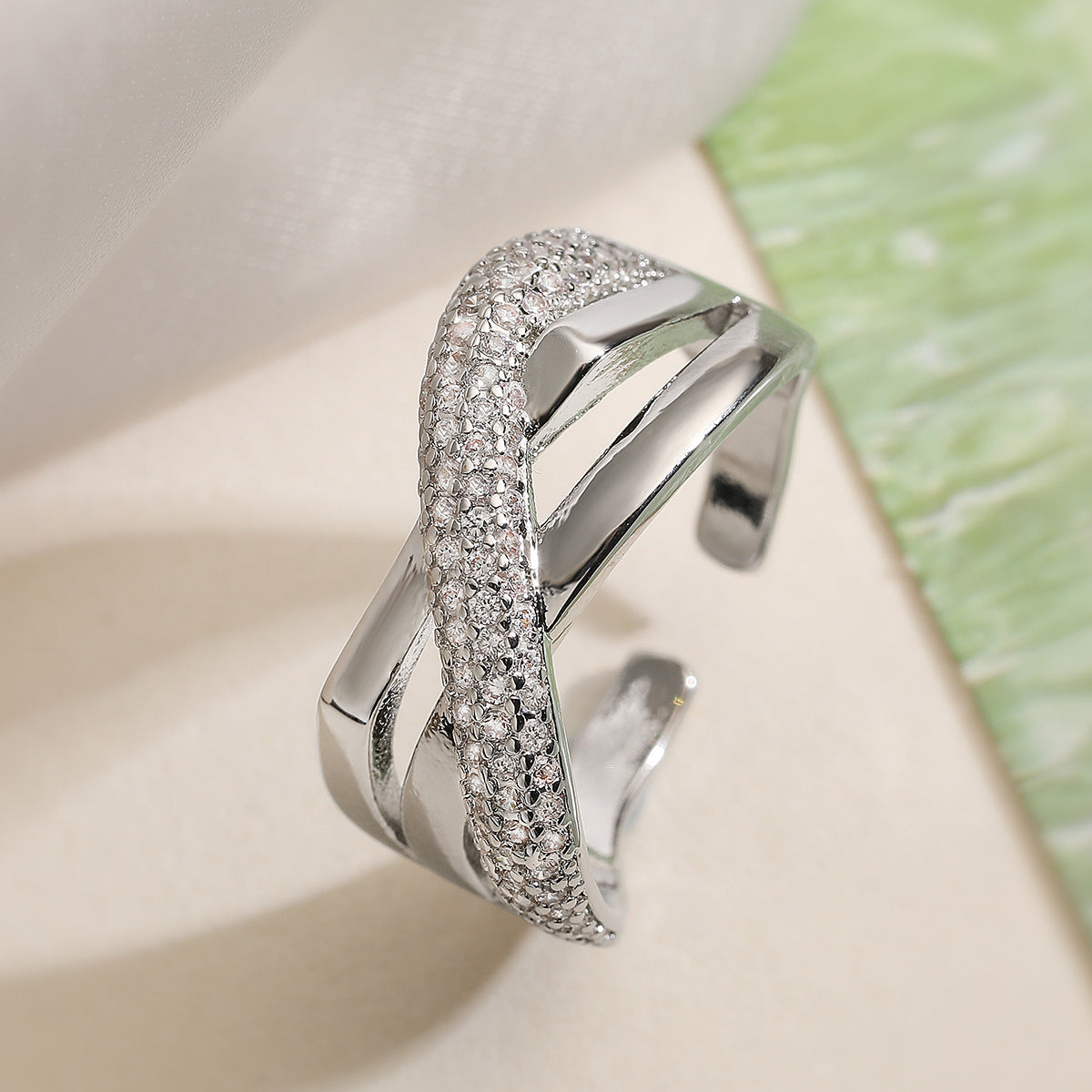 Anillo Abierto Geométrico Minimalista para Mujer en Cobre con Baño de Oro de 18K e Incrustación de Zircón