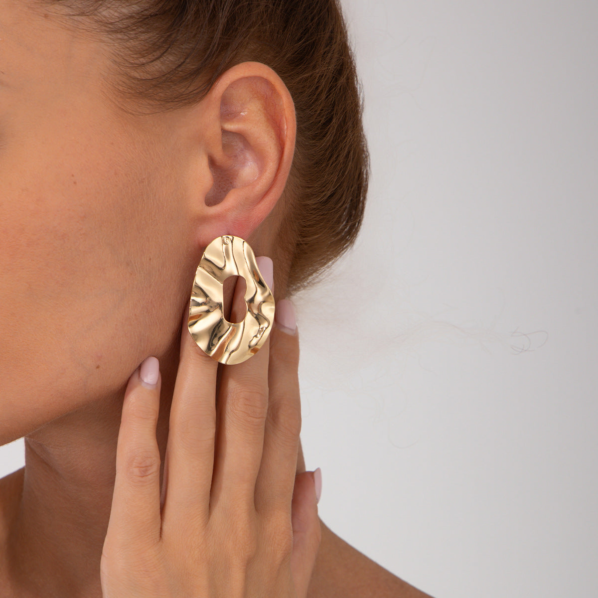 Pendientes de Aro Metálicos Geométricos Minimalistas Irregulares con Brillo Líquido para Mujer con Acabado Galvanizado