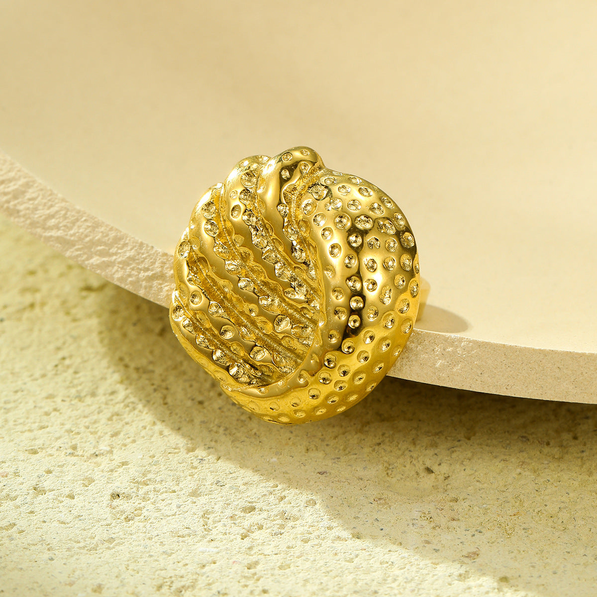 Anillo vintage de acero de titanio con textura geométrica minimalista y acabado chapado para mujer