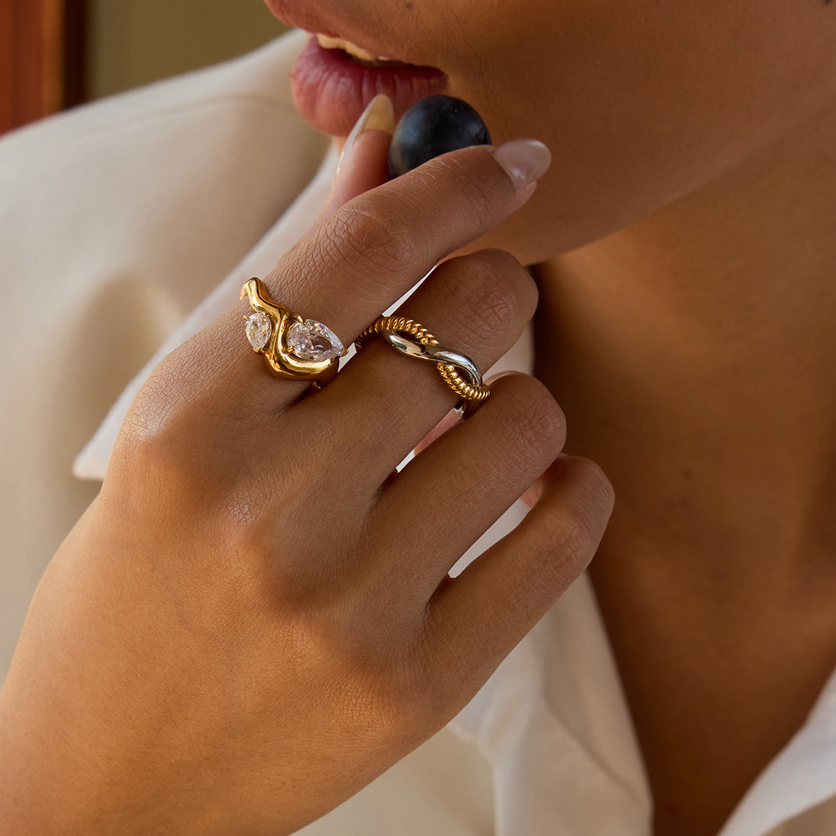 Anello da donna elegante in acciaio inossidabile placcato con intarsio geometrico di zirconi cubici