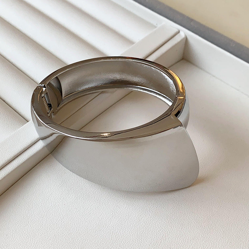 Pulsera de metal con patrón de cuadrícula geométrica de tono frío minimalista con acabado galvanizado para mujer