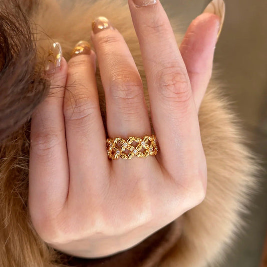 Anillo abierto de cruz hueca geométrica minimalista para mujer con baño de oro e incrustaciones de circonitas