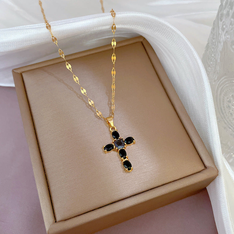 Collana da Donna in Acciaio al Titanio di Lusso con Ciondolo a Croce Geometrico e Catena con Intarsio di Zirconi
