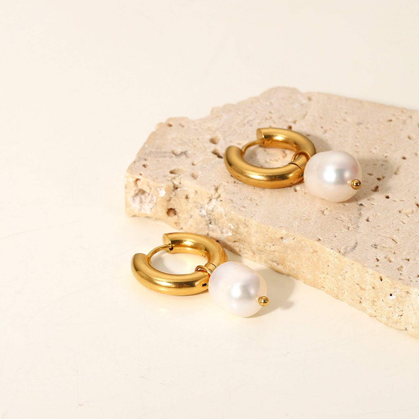 Pendientes Geométricos Minimalistas de Acero Inoxidable con Baño de Oro de 18K y Colgante de Perla Natural de Agua Dulce para Mujer