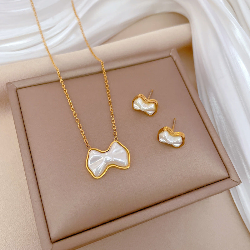Collar minimalista con colgante de perlas con nudo de mariposa para mujer en acero de titanio con chapado en oro y delicada cadena de clavícula